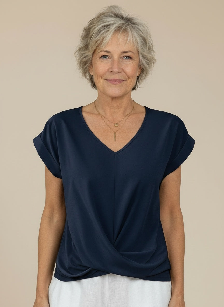 Close-up of the model wearing Top met V-hals in katoenmix voor dames – vloeiend en luchtig