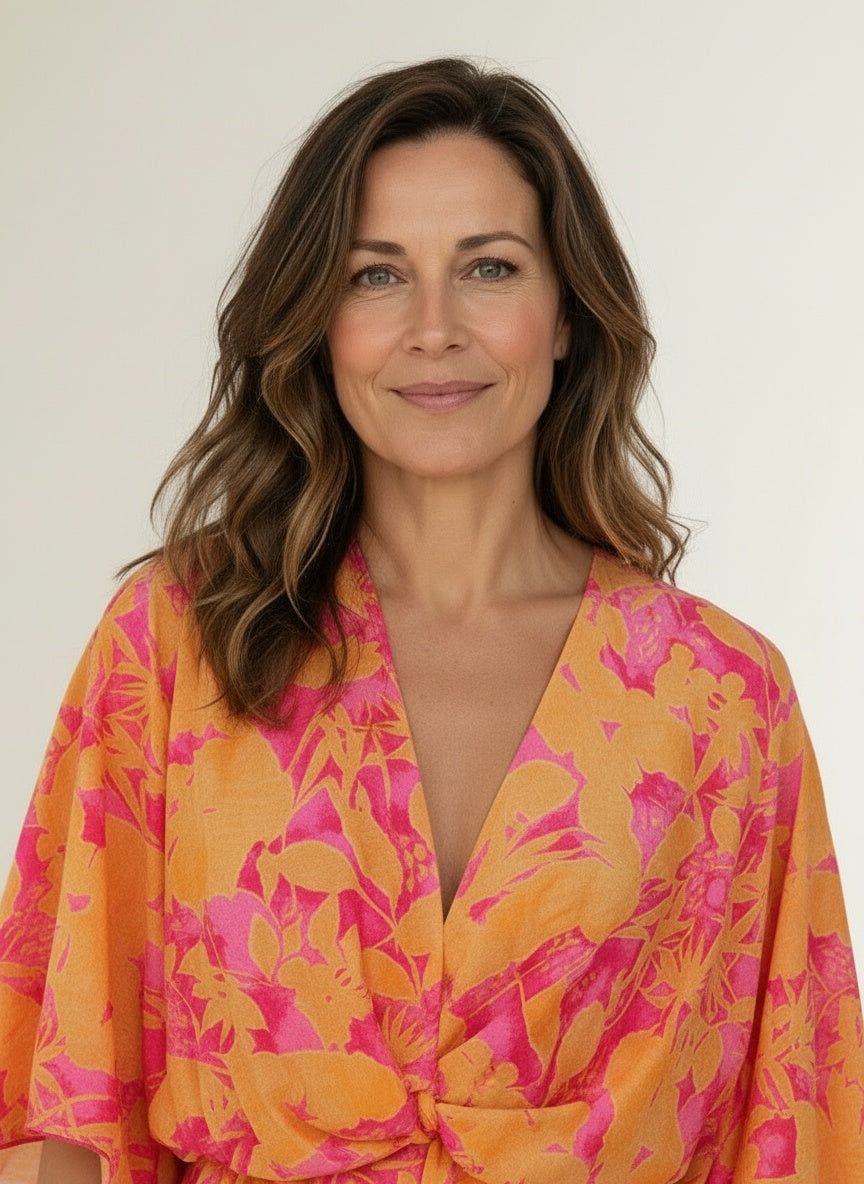 Close-up of the model wearing Korte boheemse jurk voor dames – vrij en comfortabel