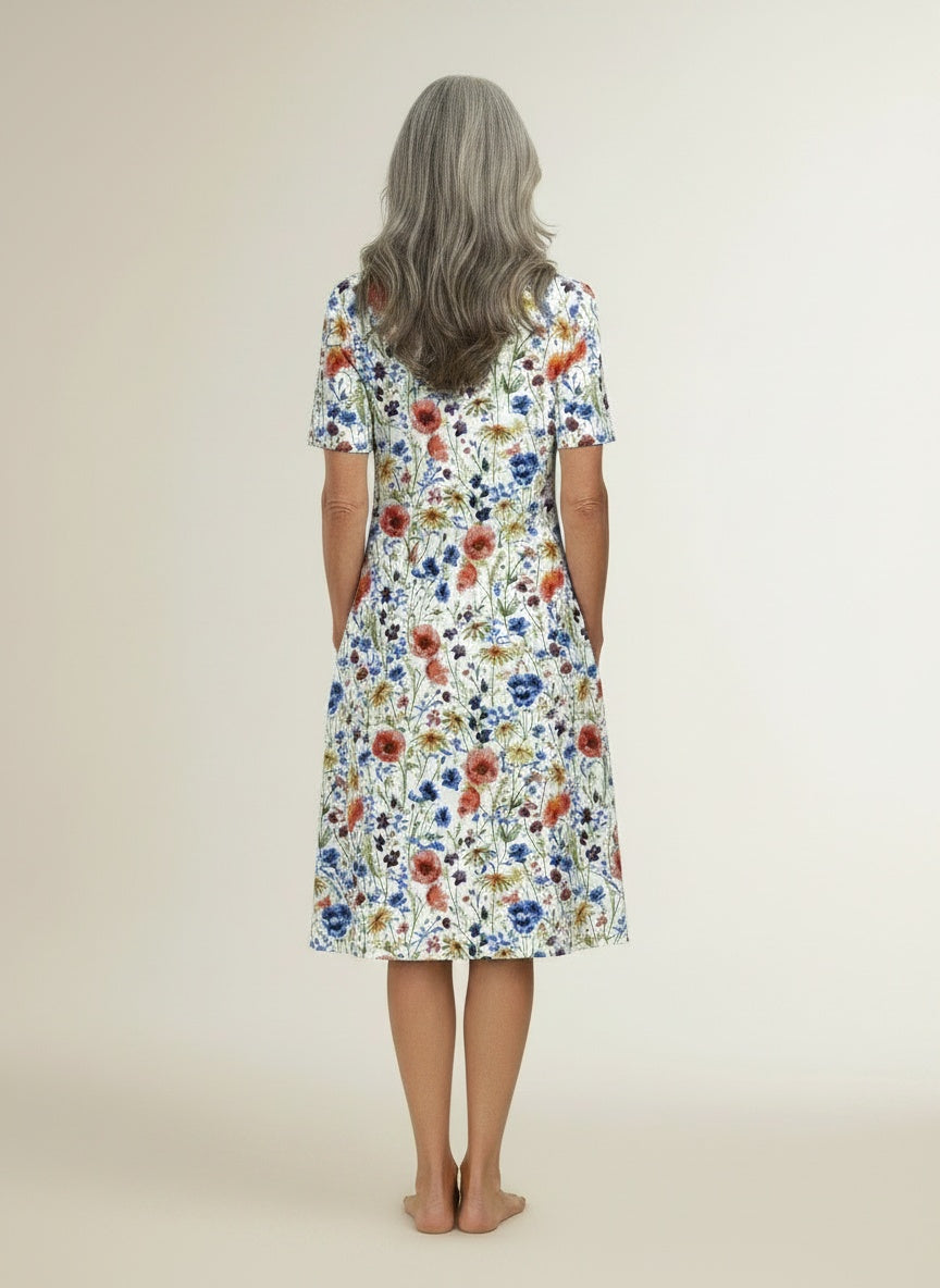 Back pose of the model wearing Midi jurk met bloemenprint en korte mouwen voor dames – zomers