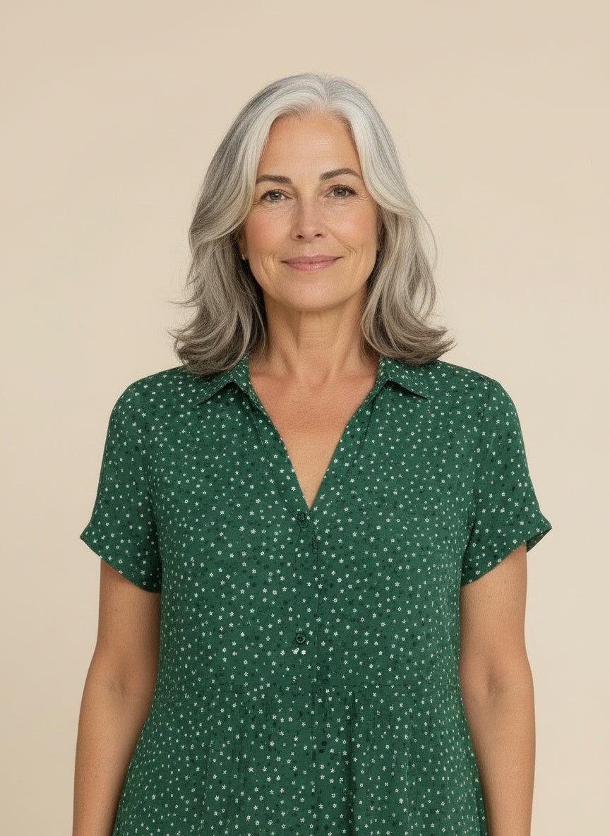 Close-up of the model wearing Midi overhemdjurk voor dames met korte mouwen – veelzijdig