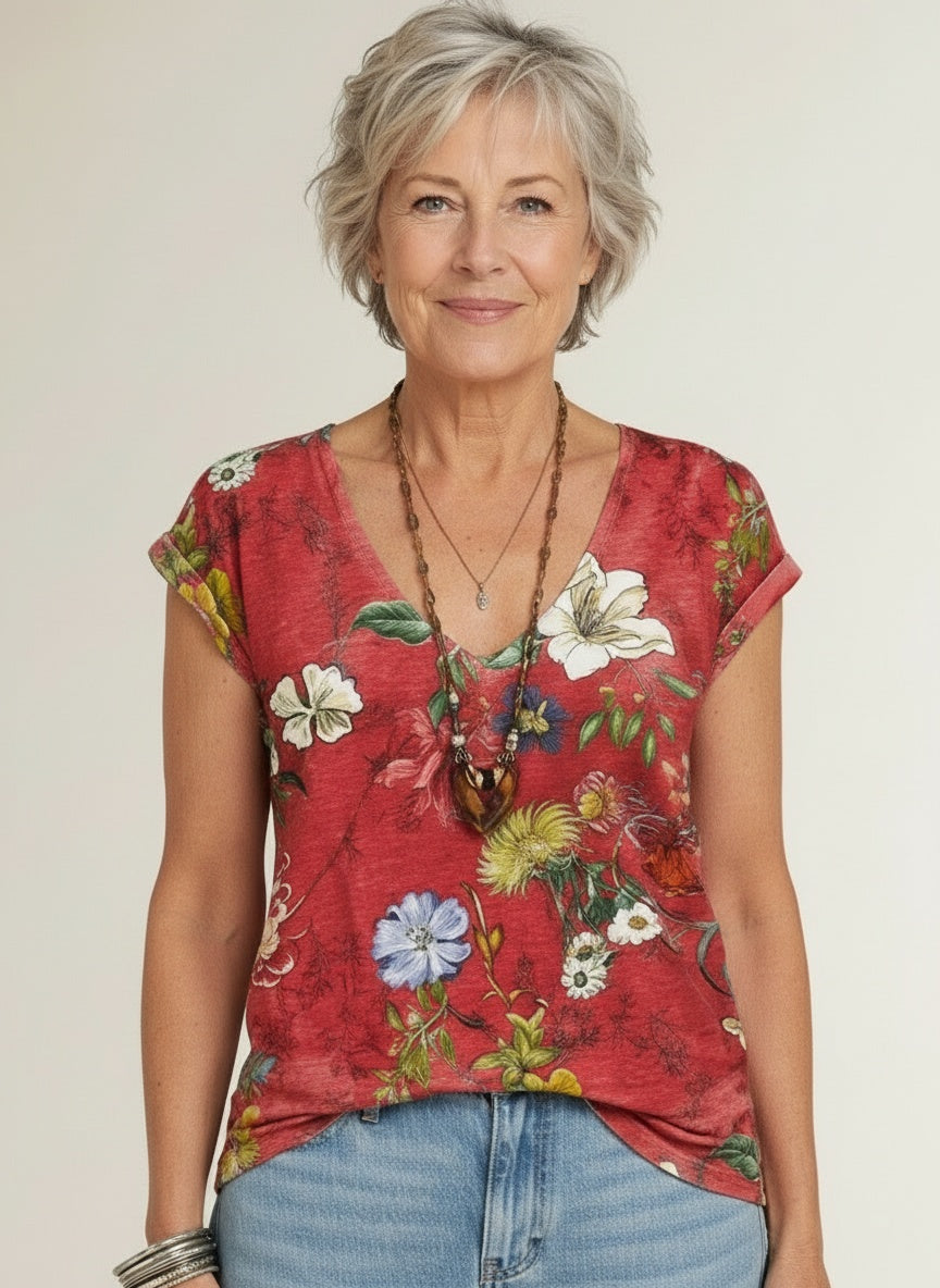 Close-up of the model wearing T-shirt met V-hals en bloemenprint voor dames – vloeiend en kleurrijk