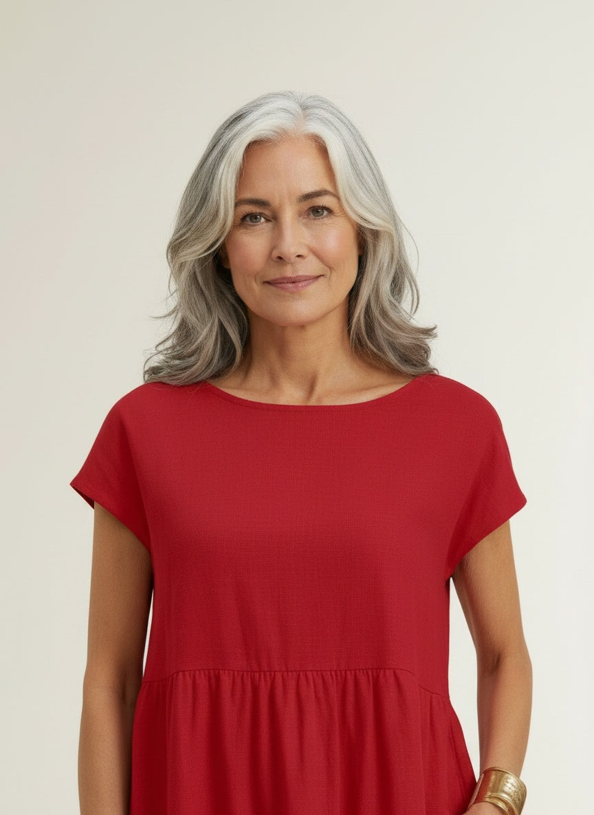 Close-up of the model wearing Midi zomerjurk met korte mouwen voor dames – luchtig en tijdloos
