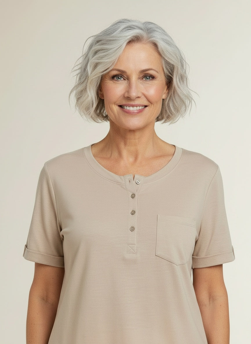 Close-up of the model wearing T-shirt met korte mouwen voor dames – zacht katoen en veelzijdig