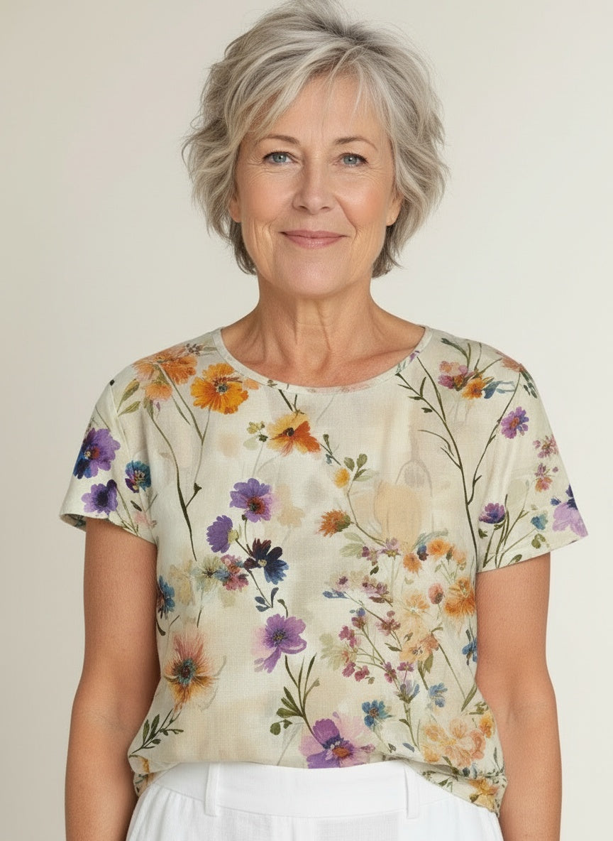 Close-up of the model wearing T-shirt met bloemenprint en ronde hals voor dames – rayon stretch