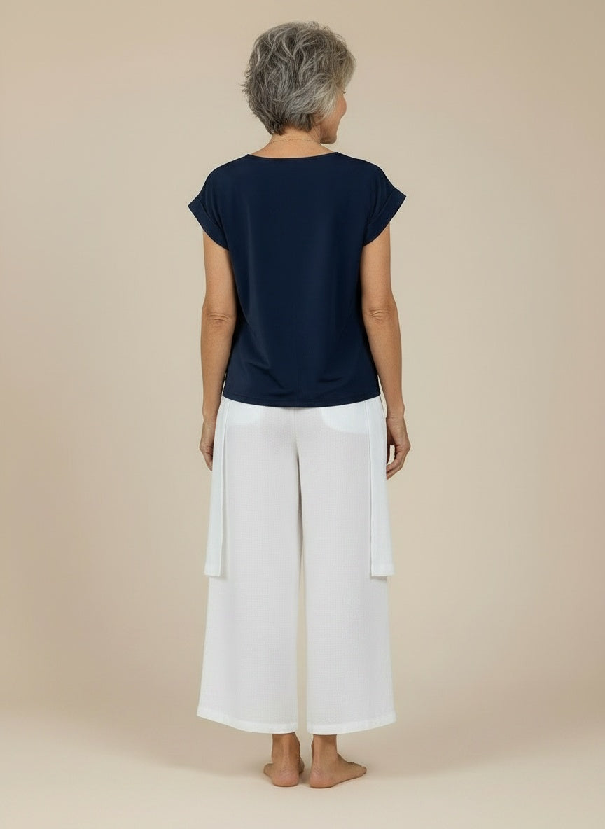 Back pose of the model wearing Top met V-hals in katoenmix voor dames – vloeiend en luchtig