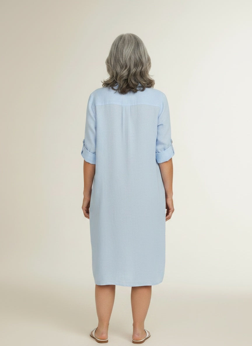 Back pose of the model wearing Linnen overhemdjurk voor dames – ademend en tijdloos