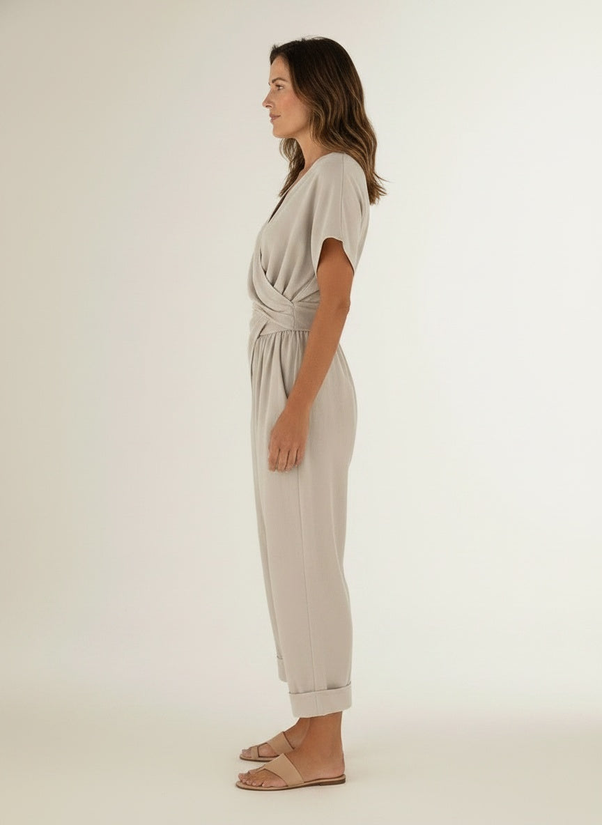 Side profile of the model wearing Twee-delige zomerset voor dames – luchtig en minimalistisch