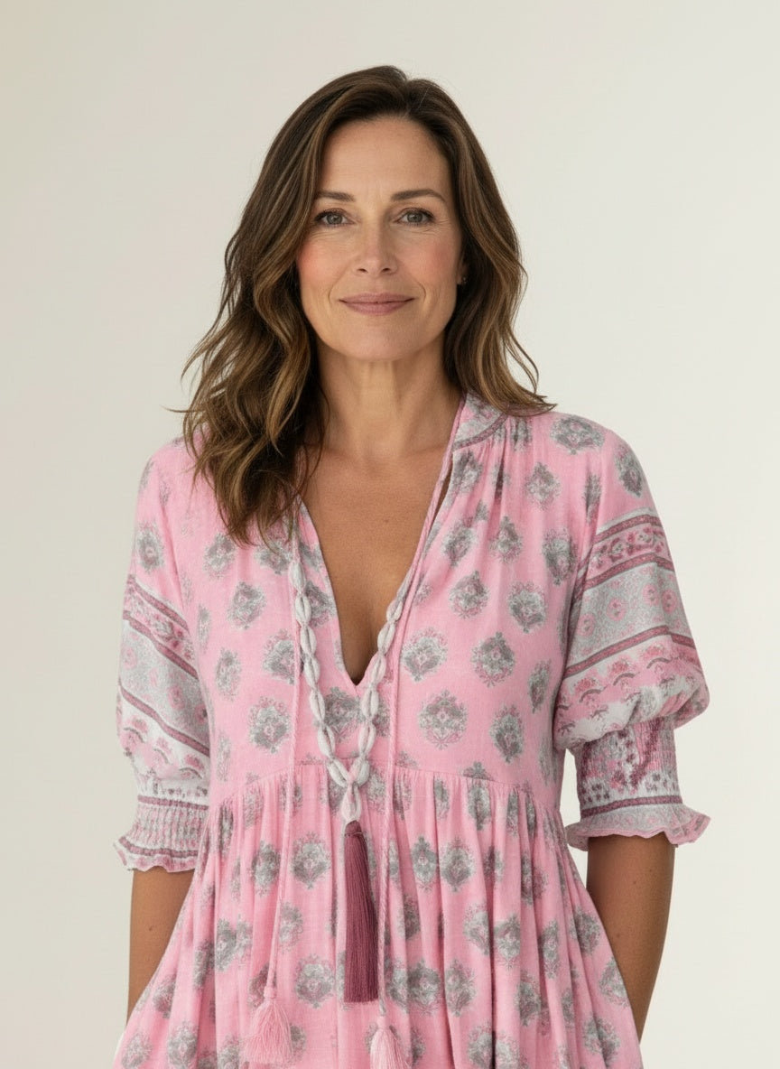 Close-up of the model wearing Maxi-jurk met V-hals en bloemenprint voor dames – bohemien en luchtig