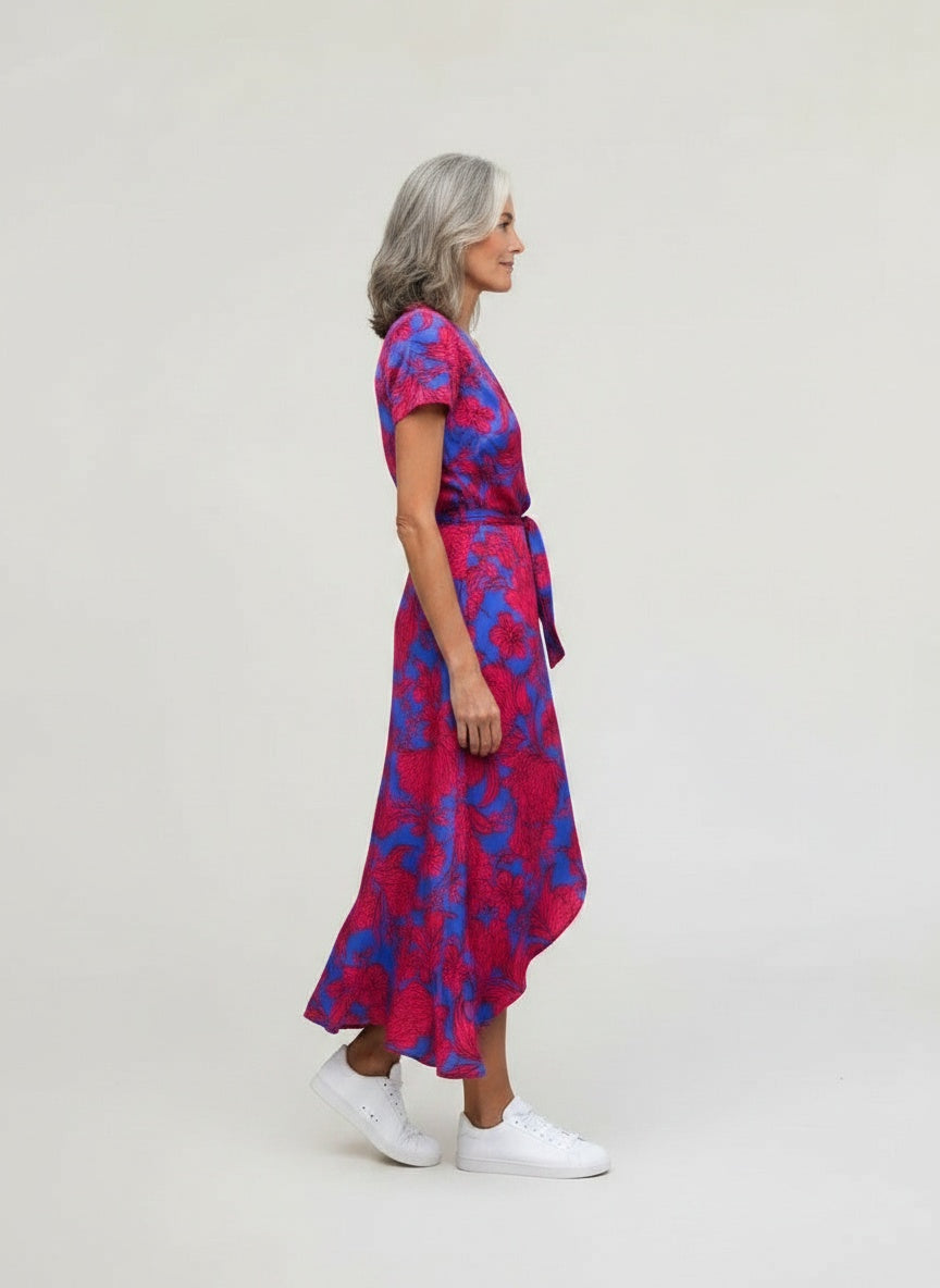 Side profile of the model wearing Midi wikkeljurk met print en V-hals voor dames – vrouwelijk en flatterend