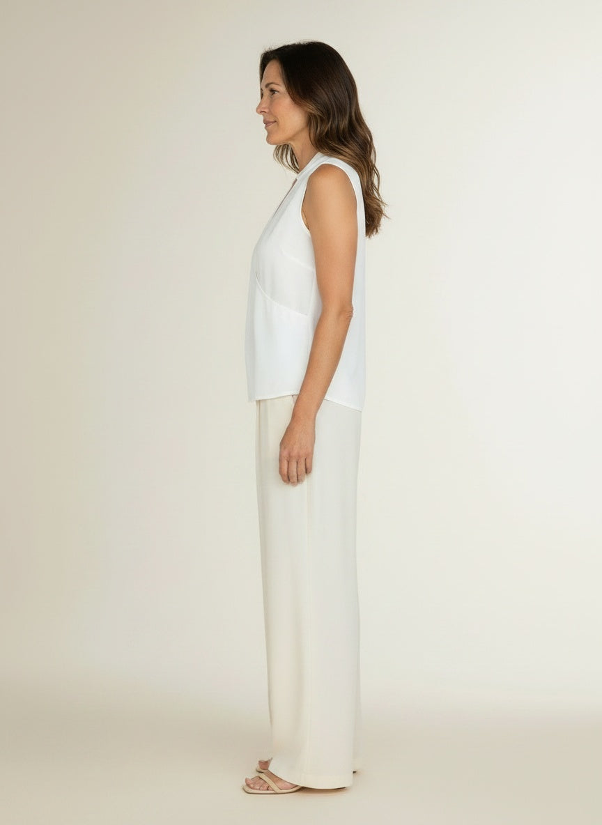 Side profile of the model wearing Top met V-hals voor dames – licht en zomers