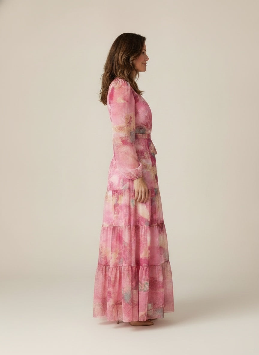 Side profile of the model wearing Maxi wikkeljurk met bloemenprint en lange mouwen voor dames – vrouwelijk en vloeiend