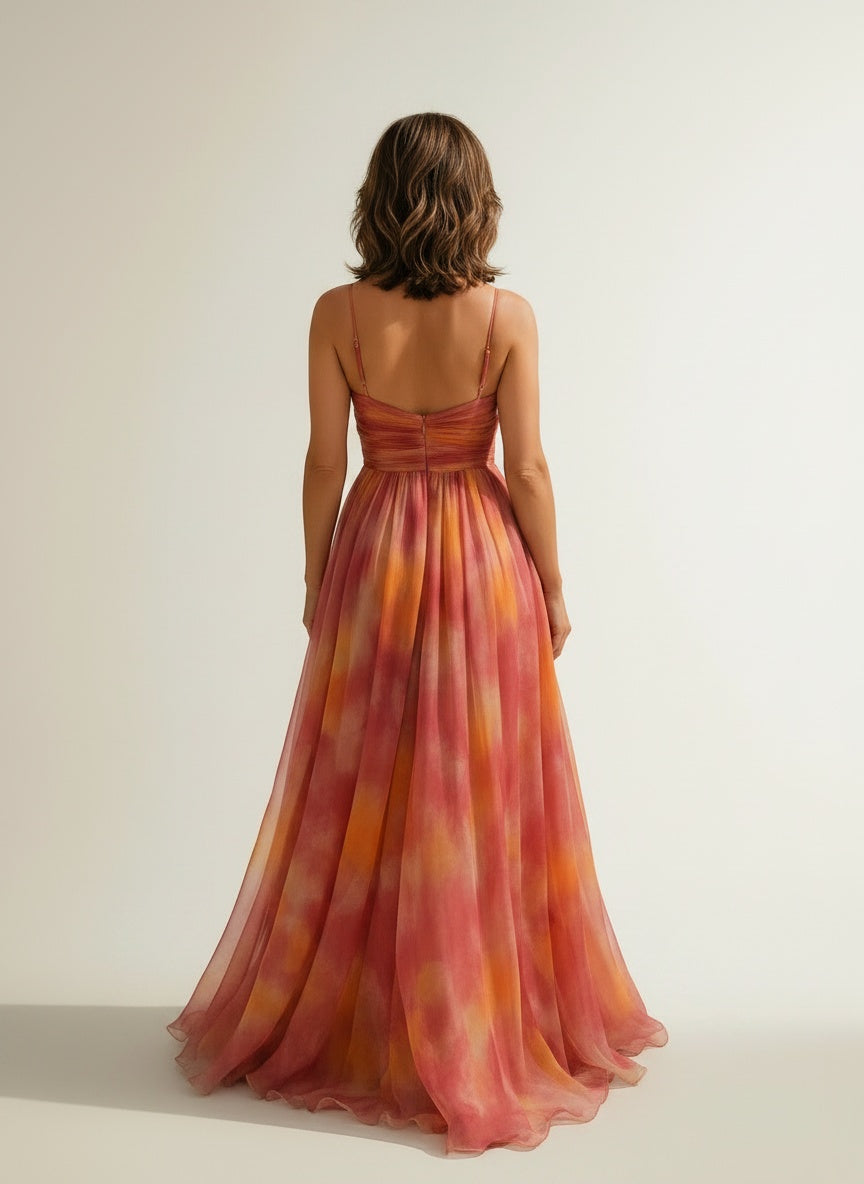 Back pose of the model wearing Zomerjurk met bloemenprint en open rug voor dames – luchtig en vrouwelijk