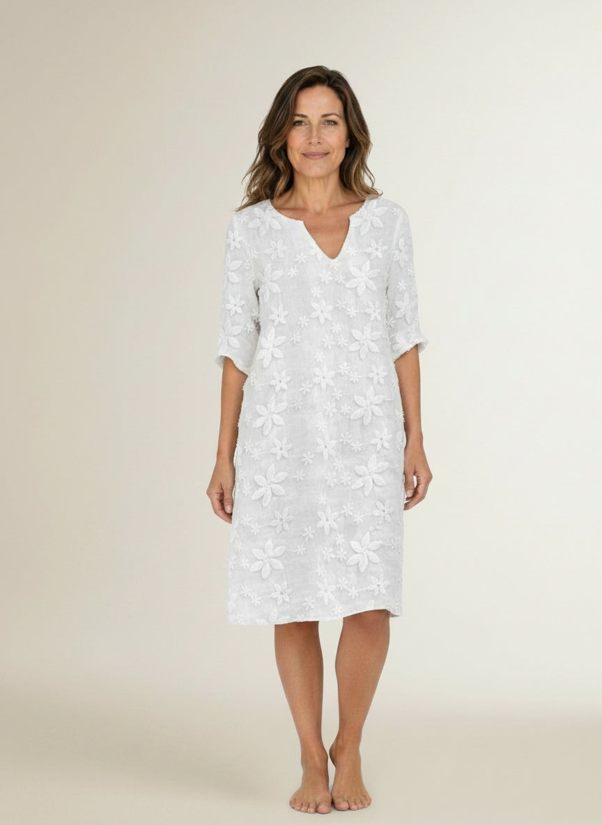 Full body view of the model wearing Mini-jurk met bloemenprint en driekwart mouwen voor dames – luchtig zomers