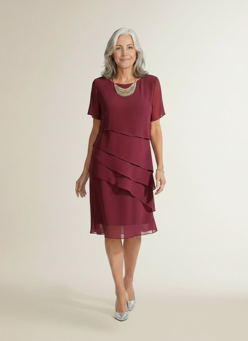 Full body view of the model wearing Chiffon midi-jurk met volants en korte mouwen voor dames