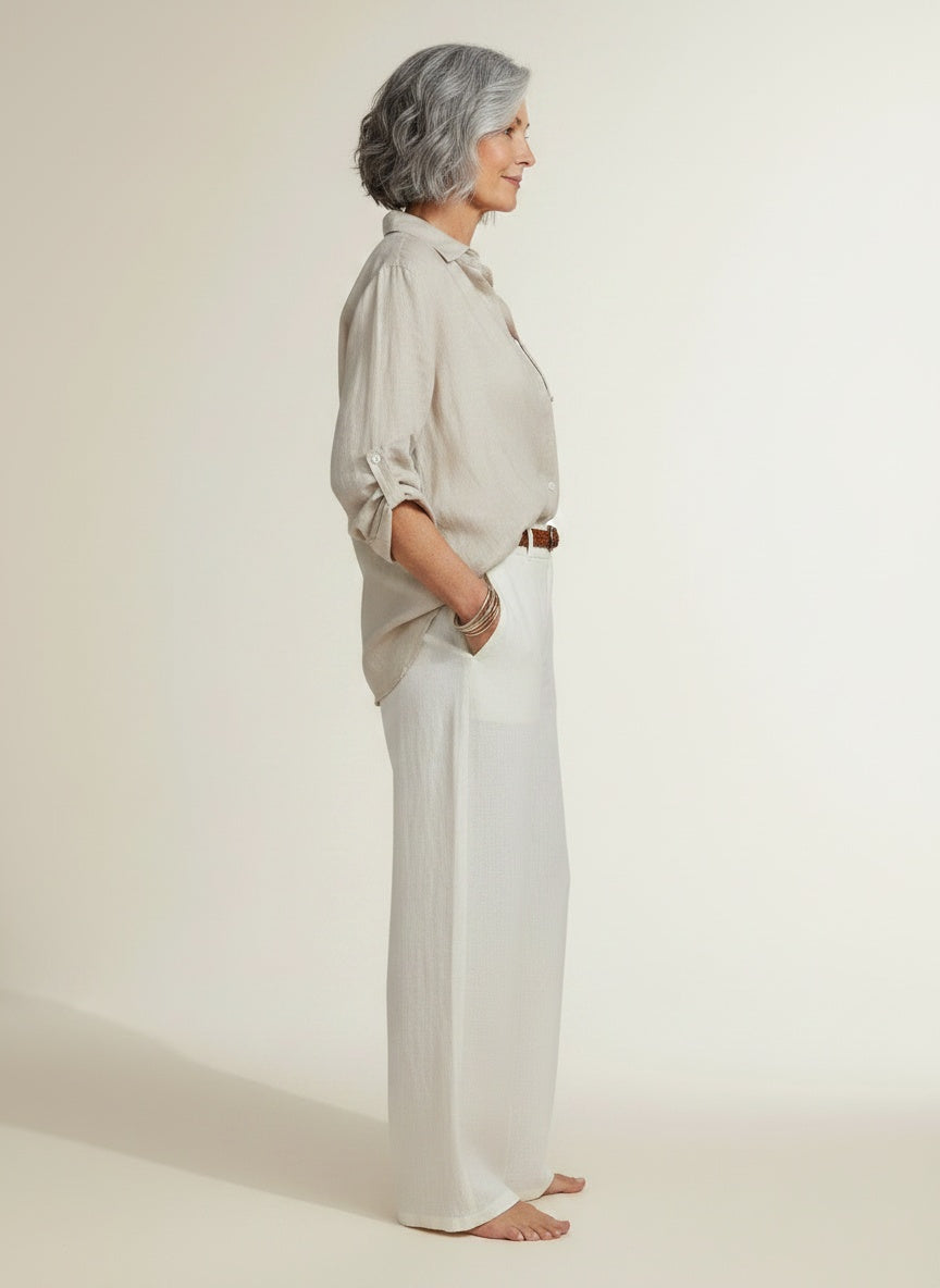 Side profile of the model wearing Linnen zomerblouse voor dames – luchtig en tijdloos