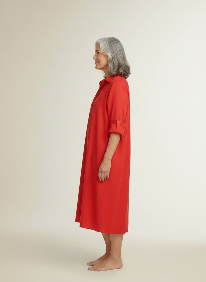 Side profile of the model wearing Overhemdjurk met knoopsluiting voor dames – veelzijdig en verzorgd