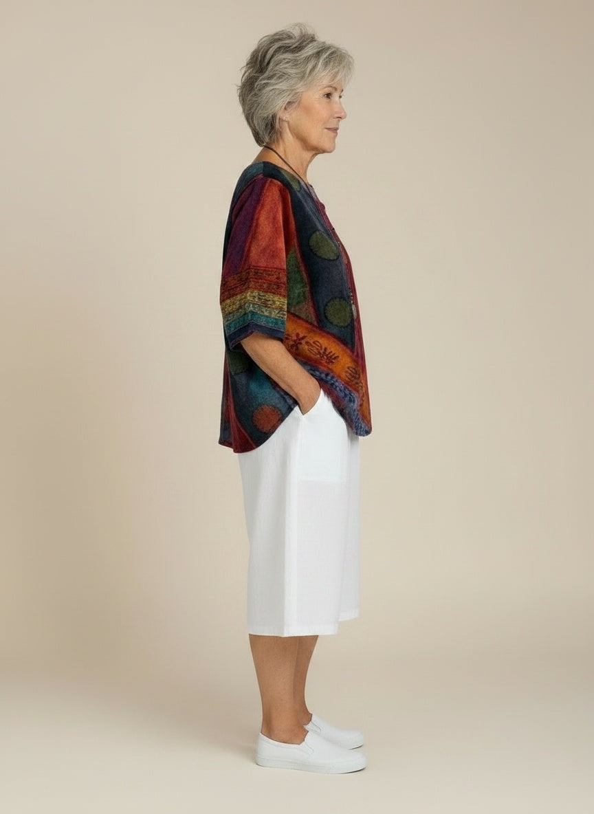Side profile of the model wearing T-shirt met vintage print voor dames – zacht en veelzijdig