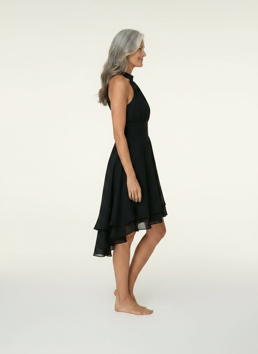 Side profile of the model wearing Midi-jurk met ruches voor dames – elegant en vloeiend