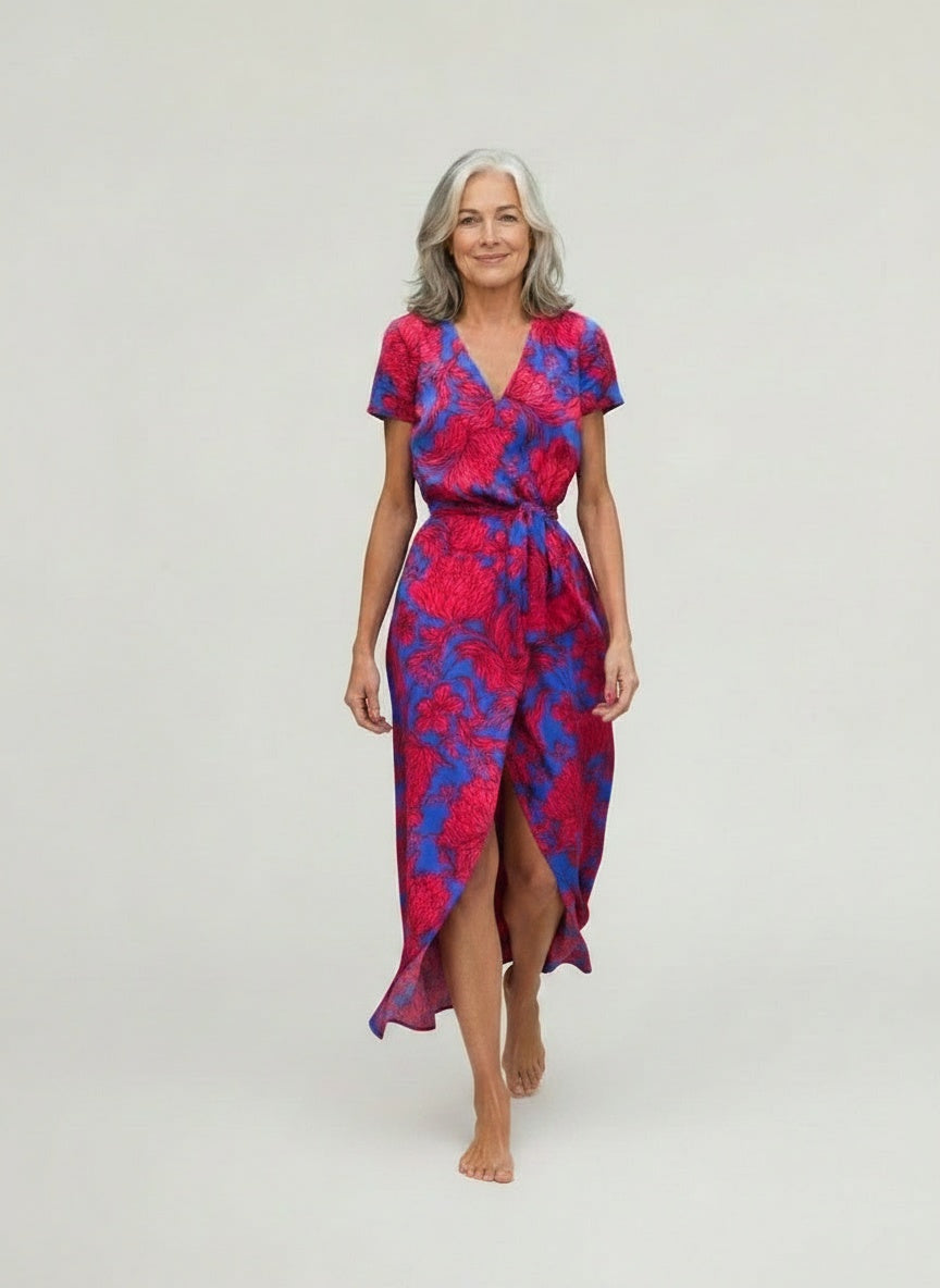 Full body view of the model wearing Midi wikkeljurk met print en V-hals voor dames – vrouwelijk en flatterend