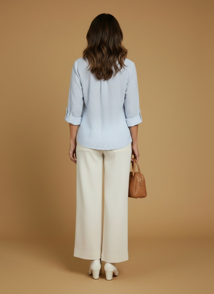 Back pose of the model wearing Blouse met ruffles en lange mouwen voor dames – vrouwelijk en veelzijdig