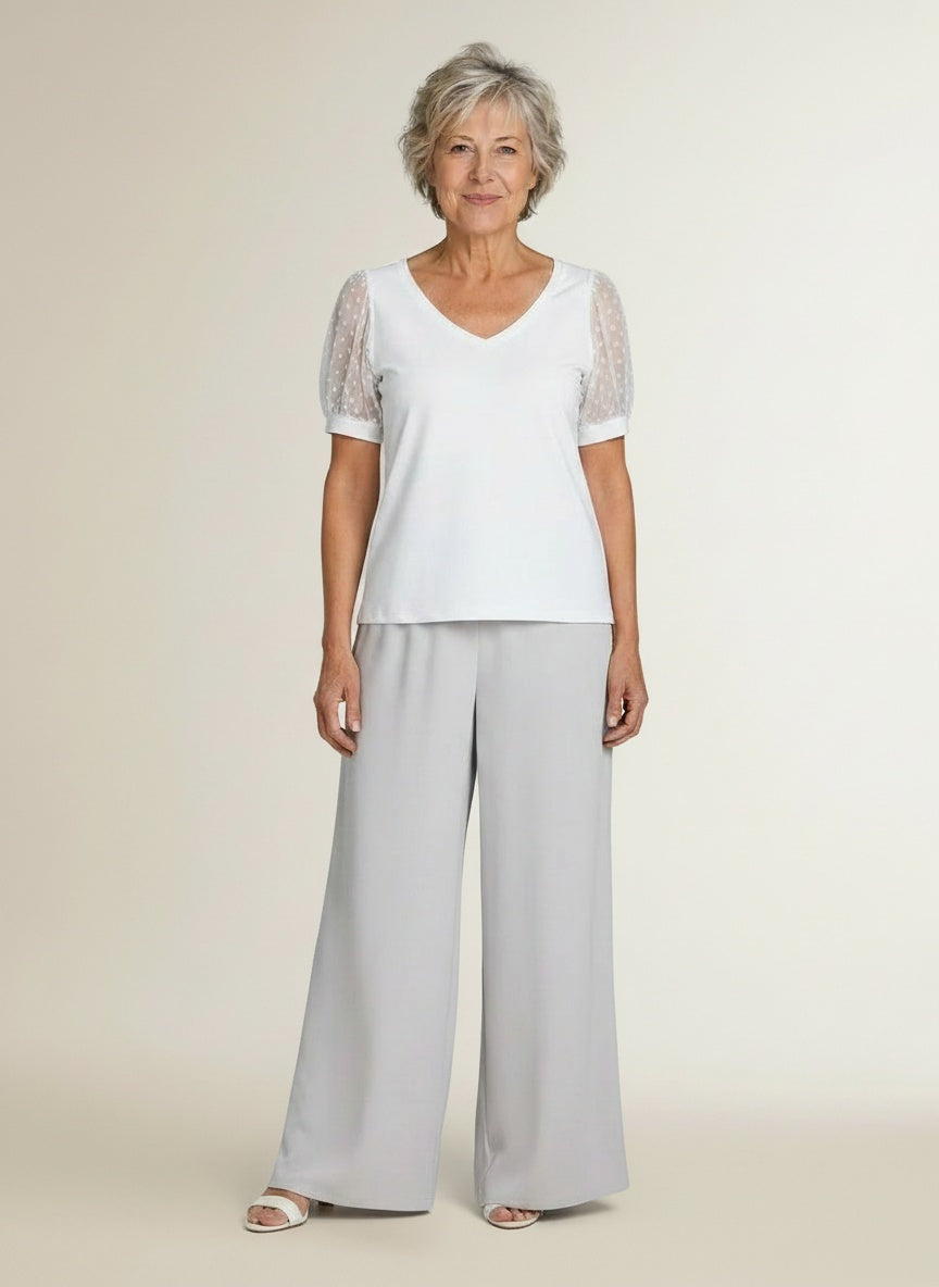 Full body view of the model wearing Top met V-hals voor dames – vrouwelijk en veelzijdig