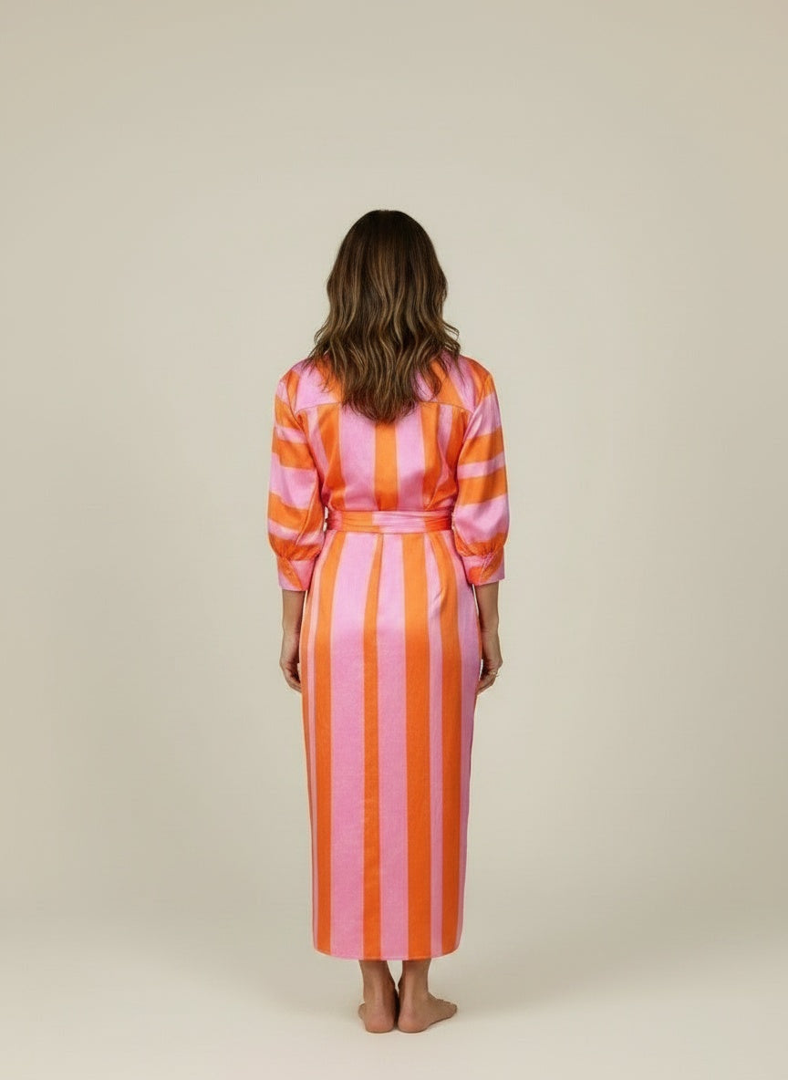 Back pose of the model wearing Wikkeljurk met driekwart mouwen en print voor dames – midi-lengte