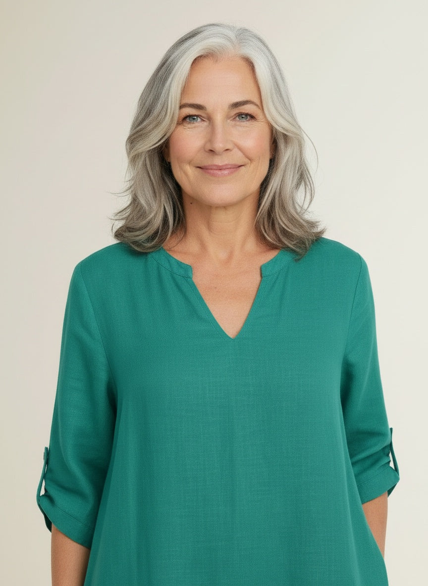 Close-up of the model wearing Midi-jurk voor dames met V-hals en driekwartmouwen
