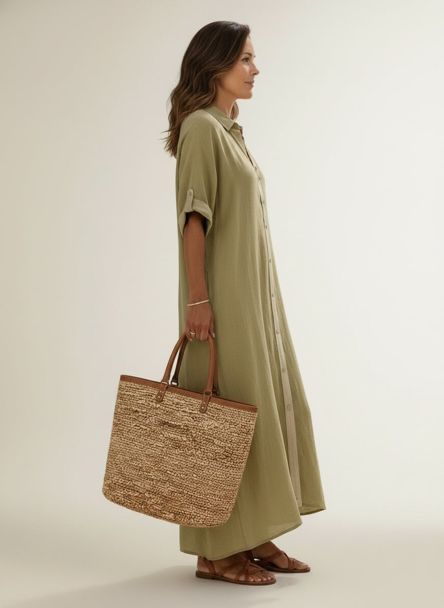 Side profile of the model wearing Maxi-jurk met korte mouwen en knoopsluiting voor dames