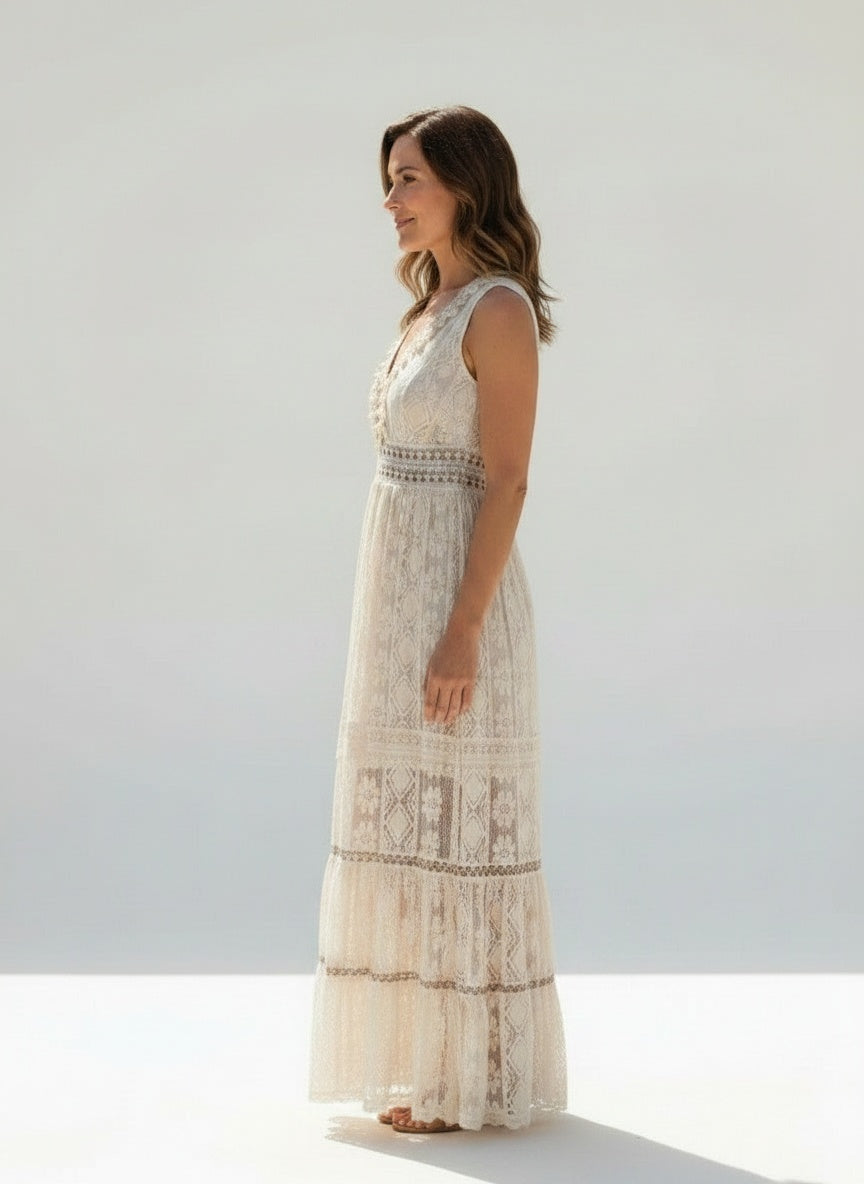 Side profile of the model wearing Maxi-jurk van kant met V-hals voor dames – bohemien en vloeiend