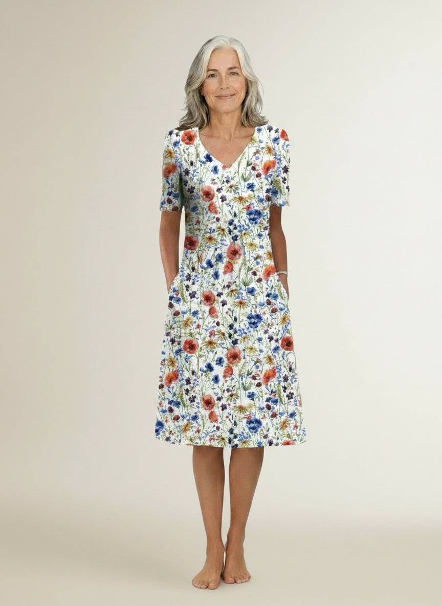 Full body view of the model wearing Midi jurk met bloemenprint en korte mouwen voor dames – zomers
