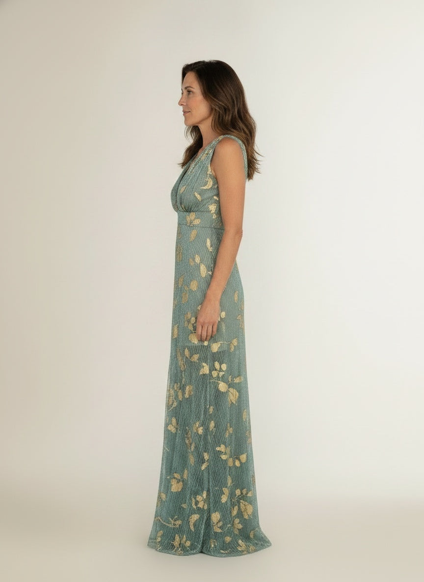 Side profile of the model wearing Mouwloze jurk met gouden sterrenprint en diepe V-hals voor dames