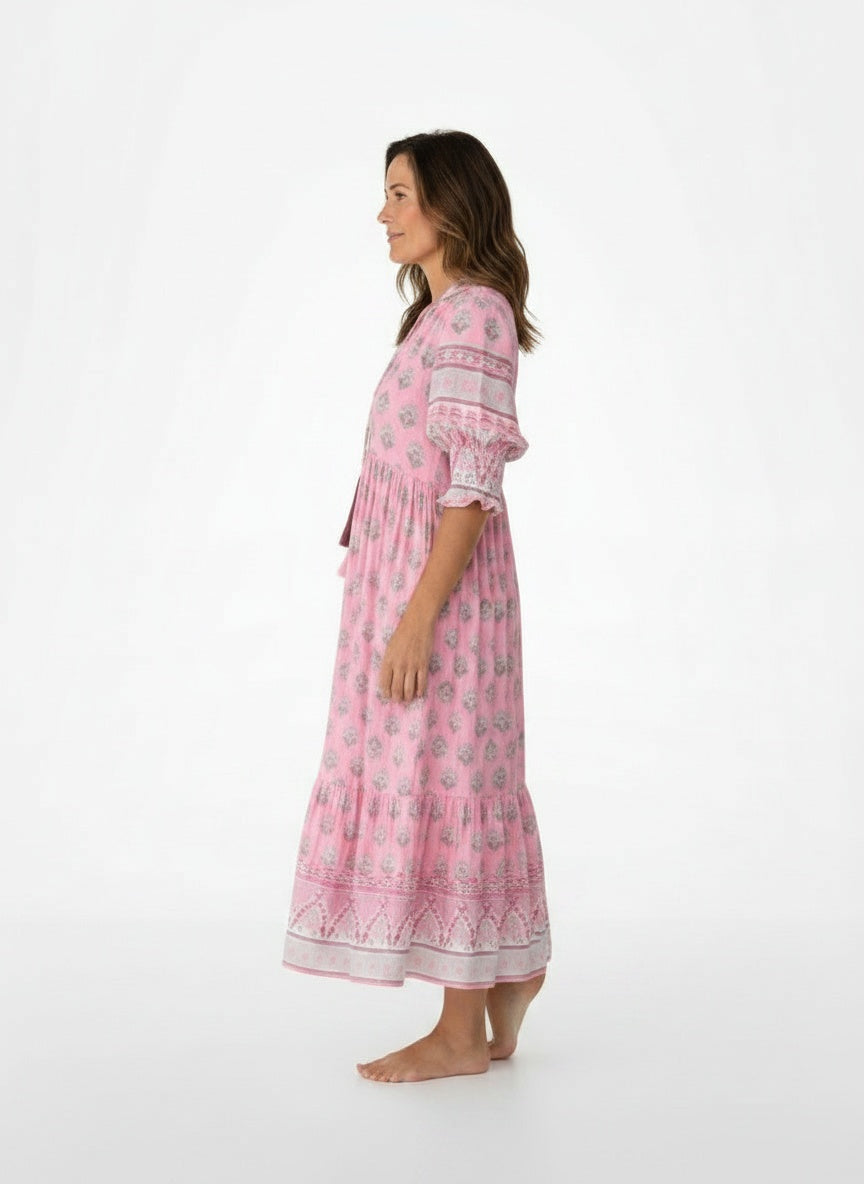 Side profile of the model wearing Maxi-jurk met V-hals en bloemenprint voor dames – bohemien en luchtig