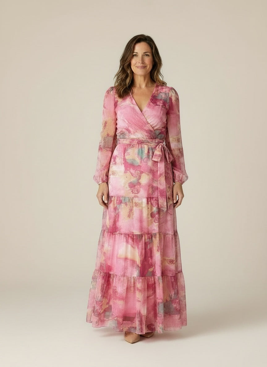 Full body view of the model wearing Maxi wikkeljurk met bloemenprint en lange mouwen voor dames – vrouwelijk en vloeiend