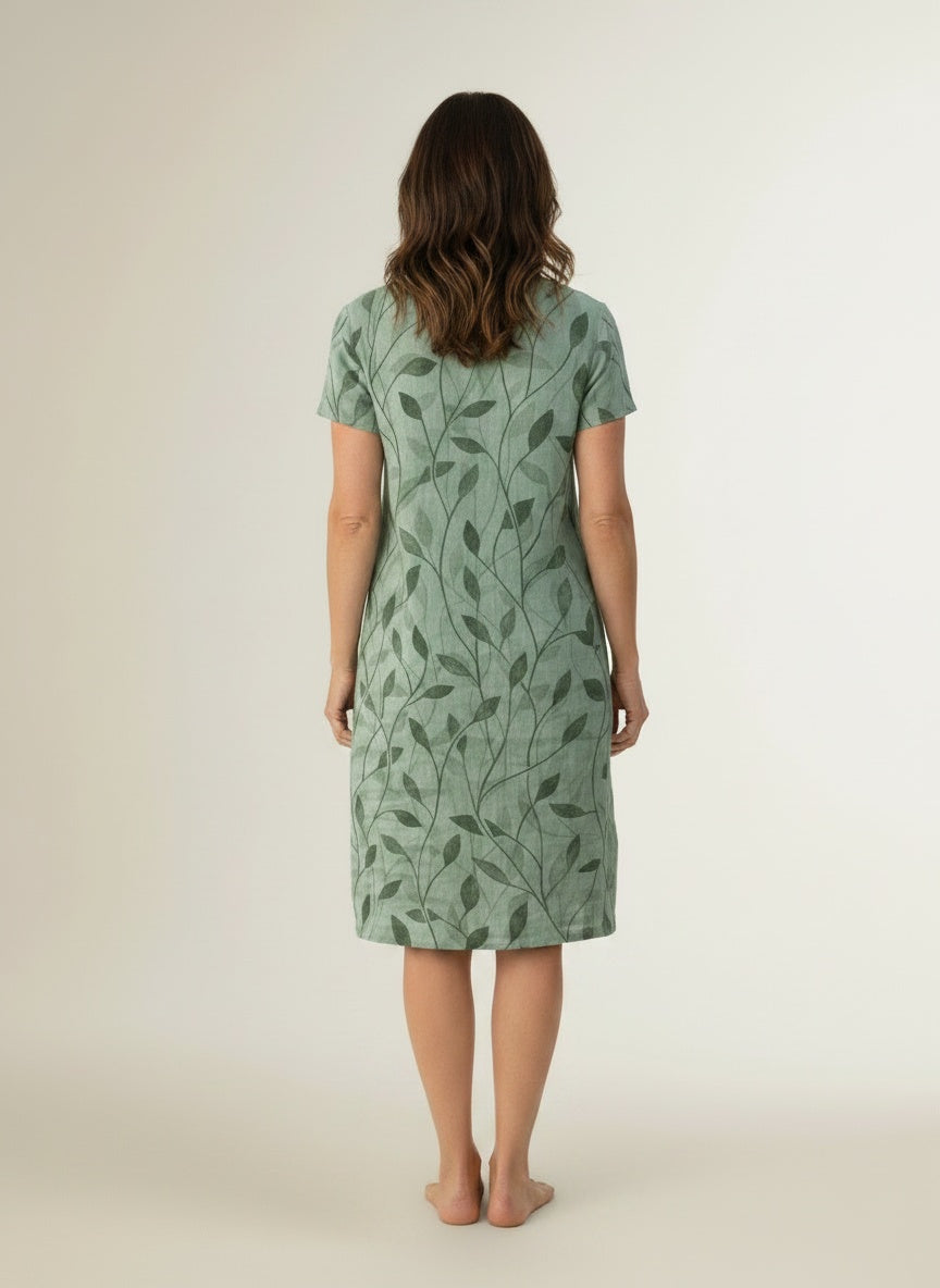 Back pose of the model wearing Midi-jurk met V-hals en bladprint voor dames – vloeiend en veelzijdig