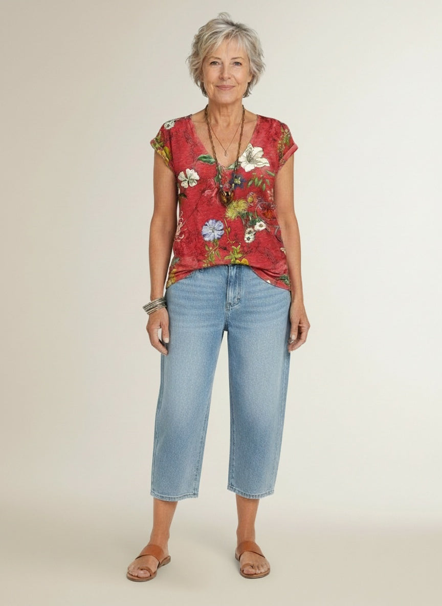 Full body view of the model wearing T-shirt met V-hals en bloemenprint voor dames – vloeiend en kleurrijk