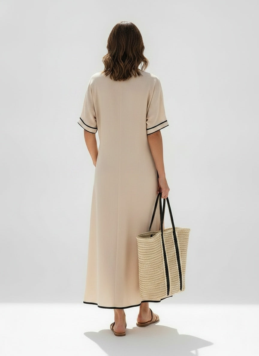 Back pose of the model wearing Maxi jurk met V-hals voor dames – luchtig voor de zomer
