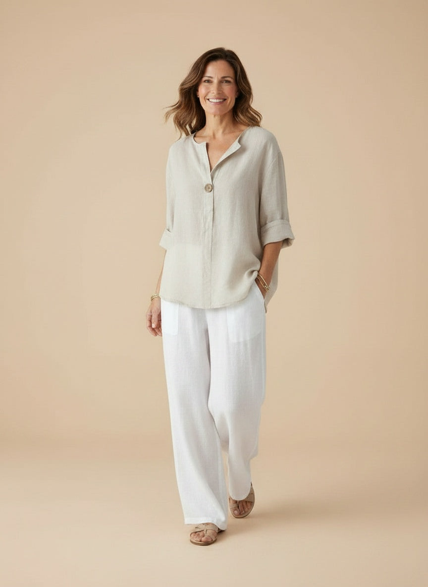 Full body view of the model wearing Linnen blouse met open kraag voor dames – luchtig en veelzijdig