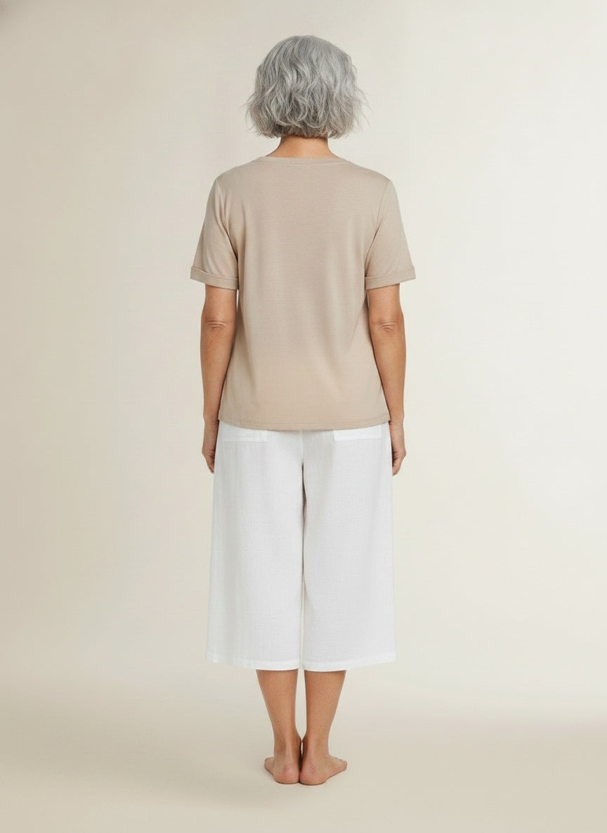 Back pose of the model wearing T-shirt met korte mouwen voor dames – zacht katoen en veelzijdig