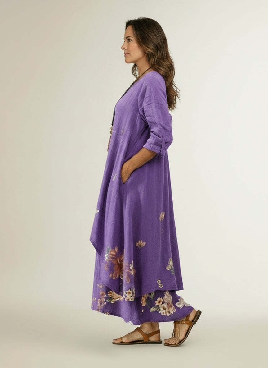 Side profile of the model wearing Jurk met ronde hals en A-lijn voor dames – vintage en veelzijdig