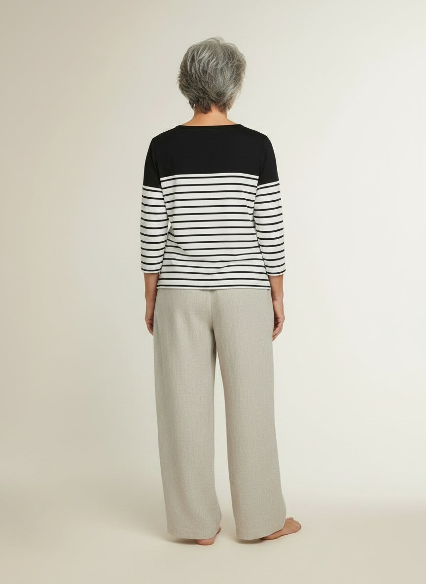 Back pose of the model wearing Gestreepte top voor dames – comfortabel en veelzijdig