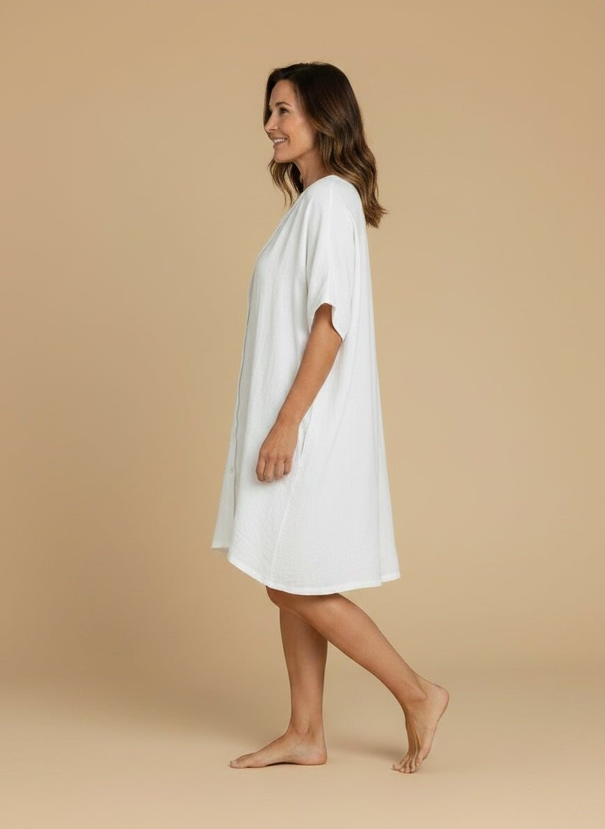 Side profile of the model wearing Blouse van katoenmix voor dames – comfortabel en veelzijdig