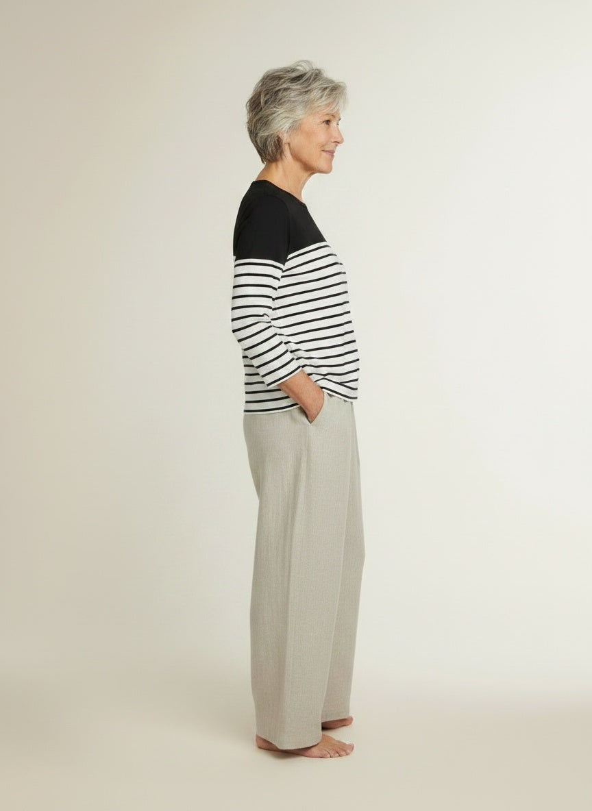 Side profile of the model wearing Gestreepte top voor dames – comfortabel en veelzijdig