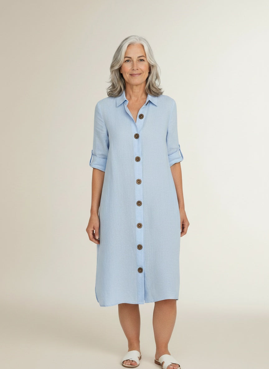Full body view of the model wearing Linnen overhemdjurk voor dames – ademend en tijdloos