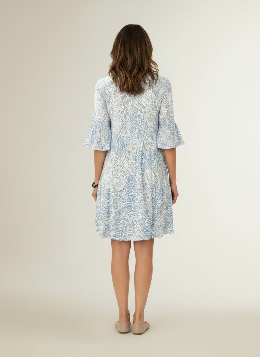 Back pose of the model wearing Mini jurk met driekwartmouwen en print voor dames