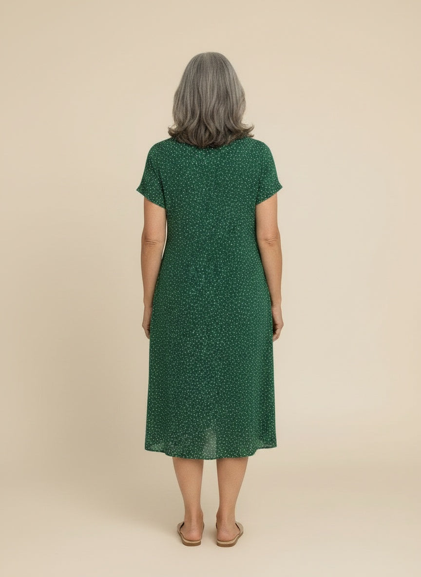 Back pose of the model wearing Midi overhemdjurk voor dames met korte mouwen – veelzijdig