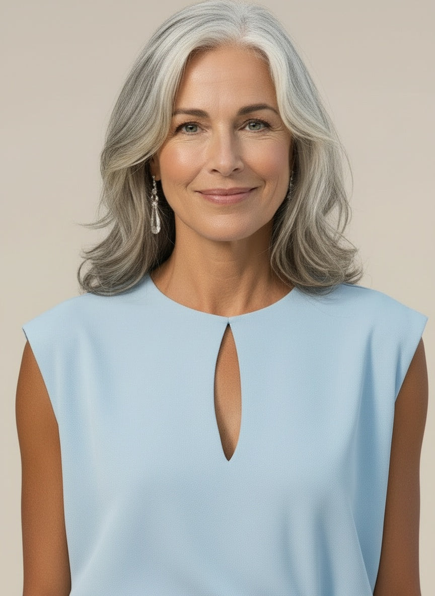 Close-up of the model wearing Midi cocktailjurk met keyhole hals en geplooide taille voor dames – mouwloos en verfijnd