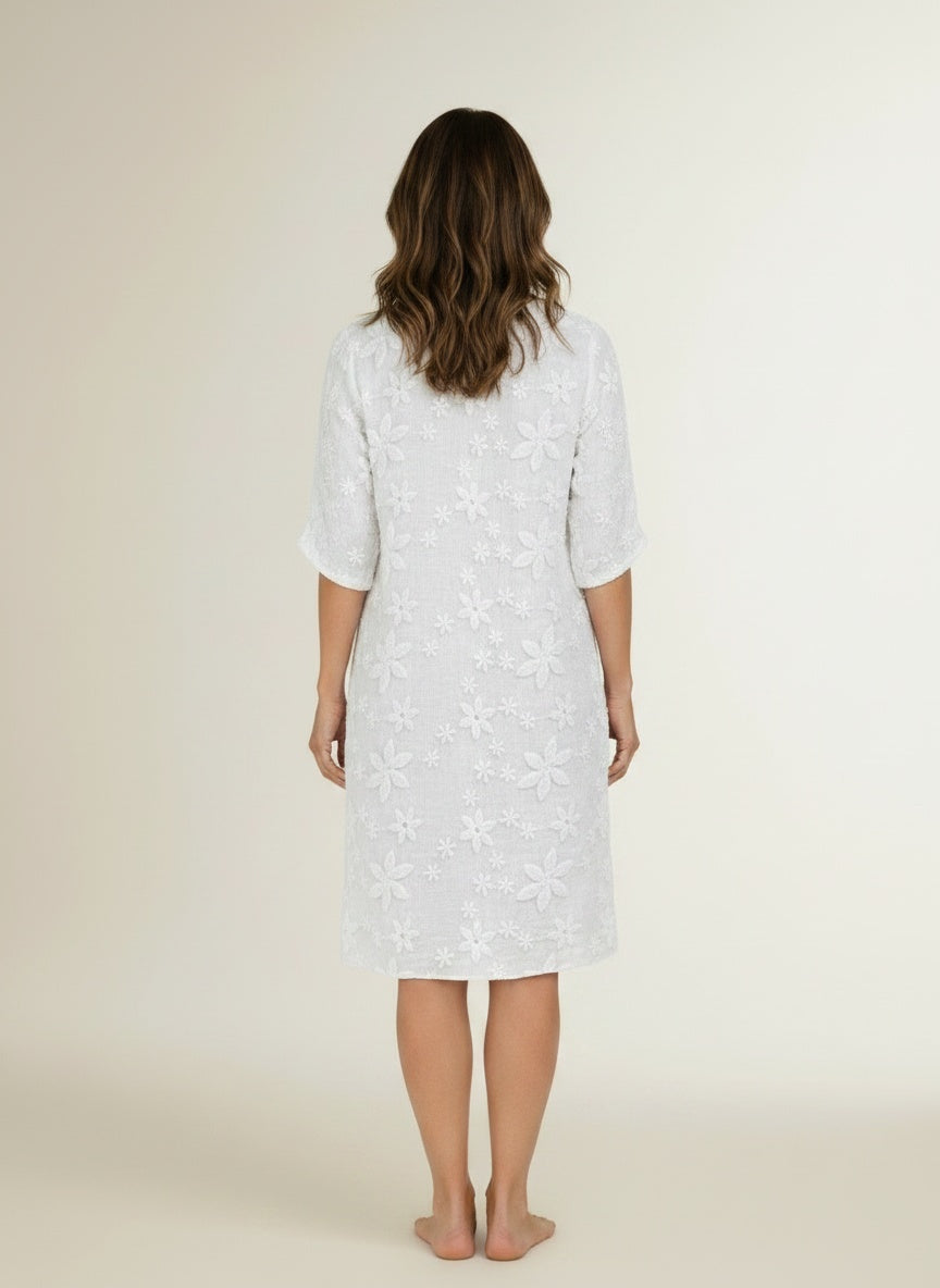 Back pose of the model wearing Mini-jurk met bloemenprint en driekwart mouwen voor dames – luchtig zomers