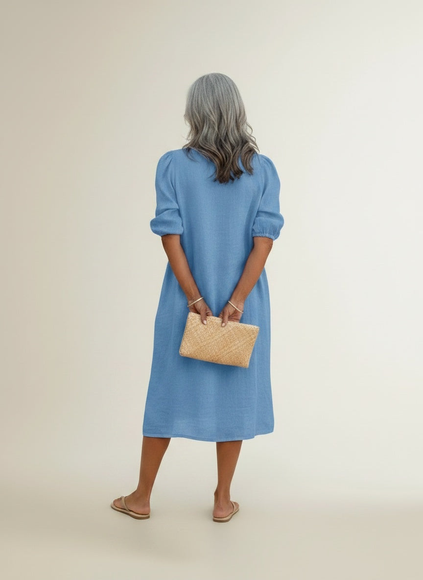 Back pose of the model wearing Linnen zomerjurk met V-hals voor dames – recht en luchtig