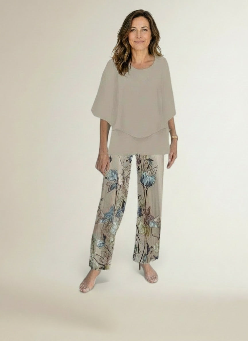 Side profile of the model wearing Twee-delige zomerset voor dames met top en broek