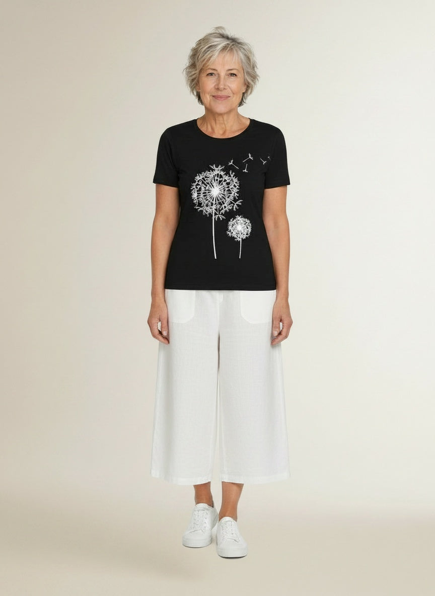 Full body view of the model wearing T-shirt met ronde hals en korte mouwen voor dames – zomers en minimalistisch